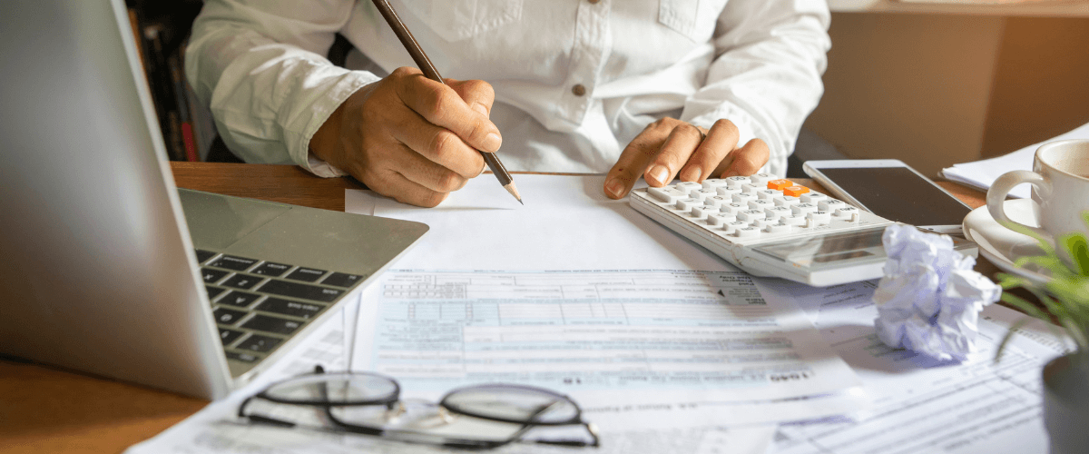 Man working out if now is a good time to leave your job by working out his finances